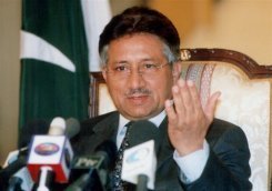Pakistan: Musharraf promet d'abandonner la tête de l'armée s'il est réélu